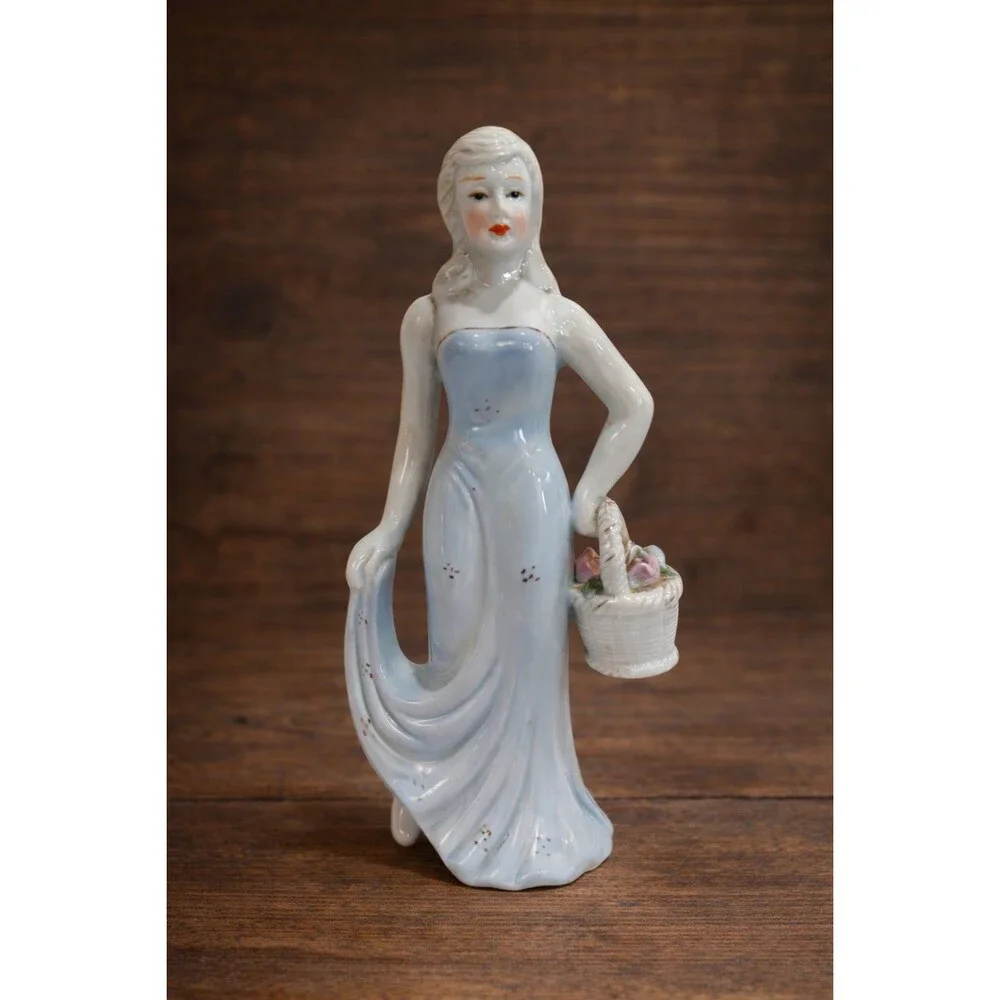 Figurine Figura de Porcelana Mujer con Canasta de Flores – Vintage